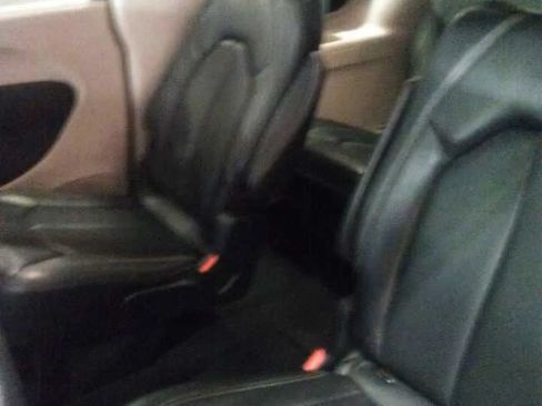 Used 2023 Chrysler Pacifica Touring-L FWD image 10