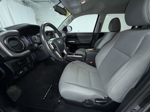 Used 2017 Toyota Tacoma SR5 w/ Tow Package AWD/4WD image 3