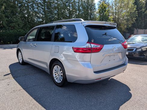Used 2015 Toyota Sienna XLE image 5