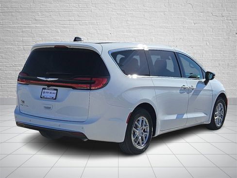 New 2026 Chrysler Pacifica Select image 4