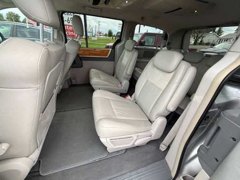 Used 2009 Chrysler Town & Country Limited w/ Entertainment Group #3 FWD image 9