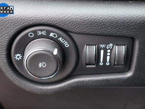 Used 2025 Chrysler Pacifica Select image 9