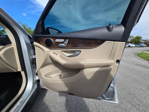 Used 2019 Mercedes-Benz GLC 300 w/ Premium Package image 32