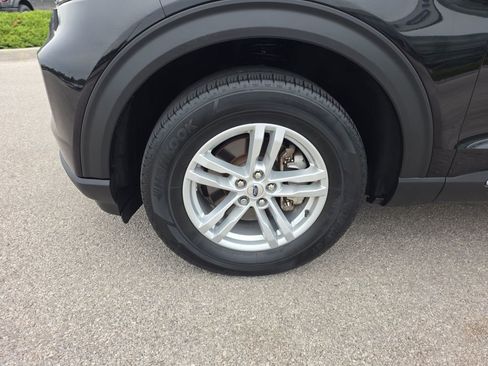 Used 2022 Ford Explorer XLT w/ Equipment Group 202A image 10