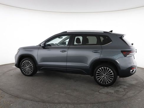 Used 2025 Volkswagen Taos SE FWD image 8