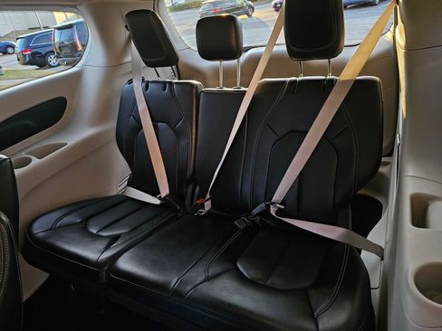 Used 2023 Chrysler Pacifica Touring-L image 20