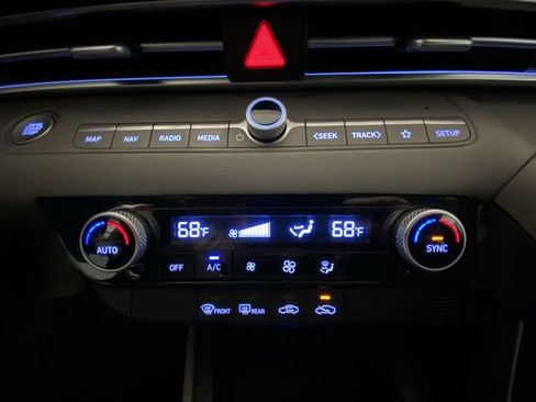 Used 2024 Hyundai Elantra SEL FWD image 19