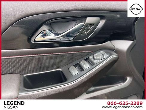 Used 2023 Chevrolet Traverse RS image 16