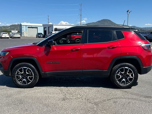 Used 2025 Jeep Compass Trailhawk AWD/4WD image 7