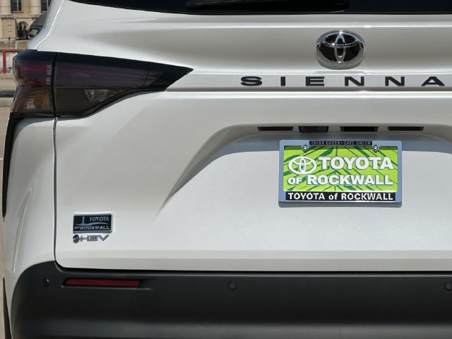 Used 2026 Toyota Sienna XLE FWD image 5
