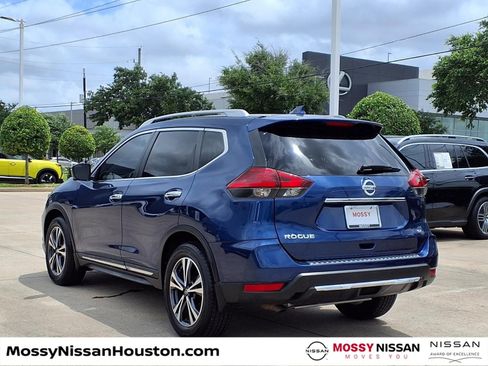 Used 2017 Nissan Rogue SL w/ SL Premium Package FWD image 2