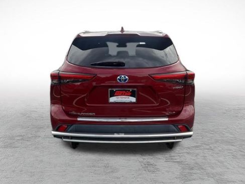 Used 2022 Toyota Highlander XLE AWD/4WD image 6