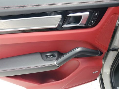 Used 2023 Porsche Cayenne Platinum Edition image 12