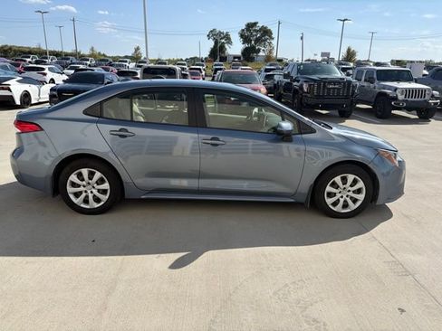 Used 2020 Toyota Corolla LE FWD image 3