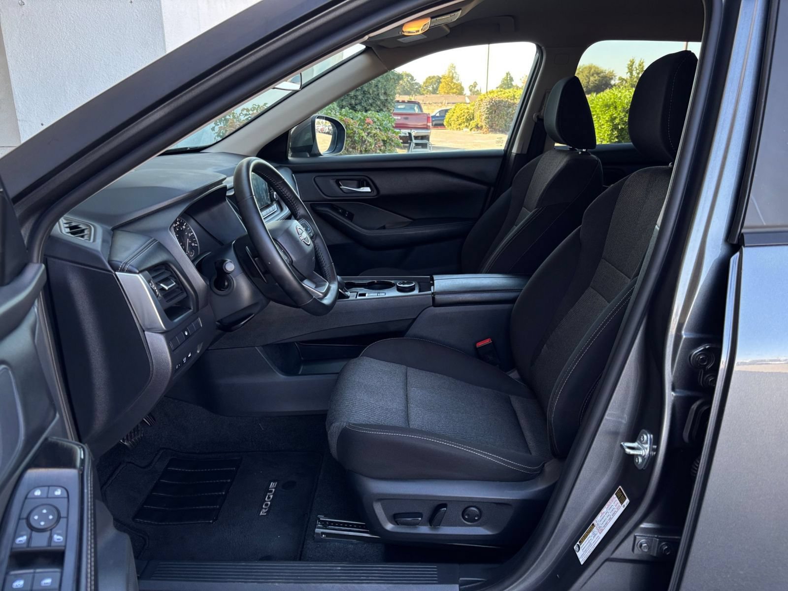 Used 2025 Nissan Rogue SV AWD/4WD image 28