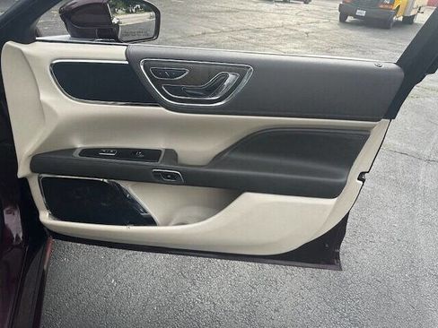 Used 2017 Lincoln Continental Select image 22