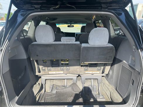Used 2017 Toyota Sienna LE image 19