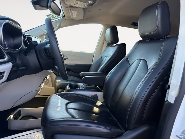 Used 2023 Chrysler Pacifica Touring-L FWD image 9