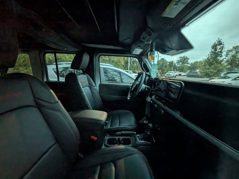 Used 2025 Jeep Wrangler Unlimited Rubicon w/ Safety Group AWD/4WD image 9