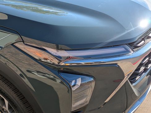 Certified 2025 Chevrolet Trax LT w/ Driver Confidence Package image 11