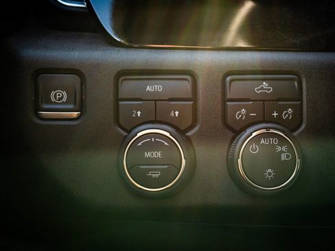 Used 2025 Chevrolet Silverado 1500 LT image 36