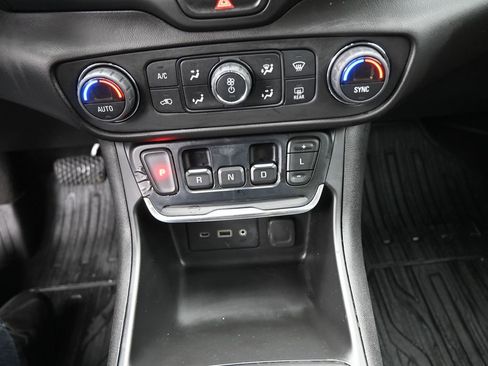 Used 2021 GMC Terrain SLE w/ Driver Convenience Package FWD image 3