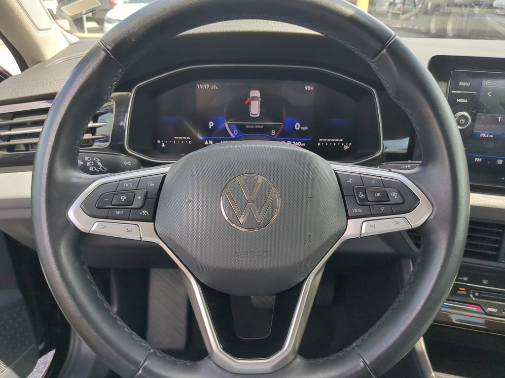 Used 2025 Volkswagen Jetta SE FWD image 28