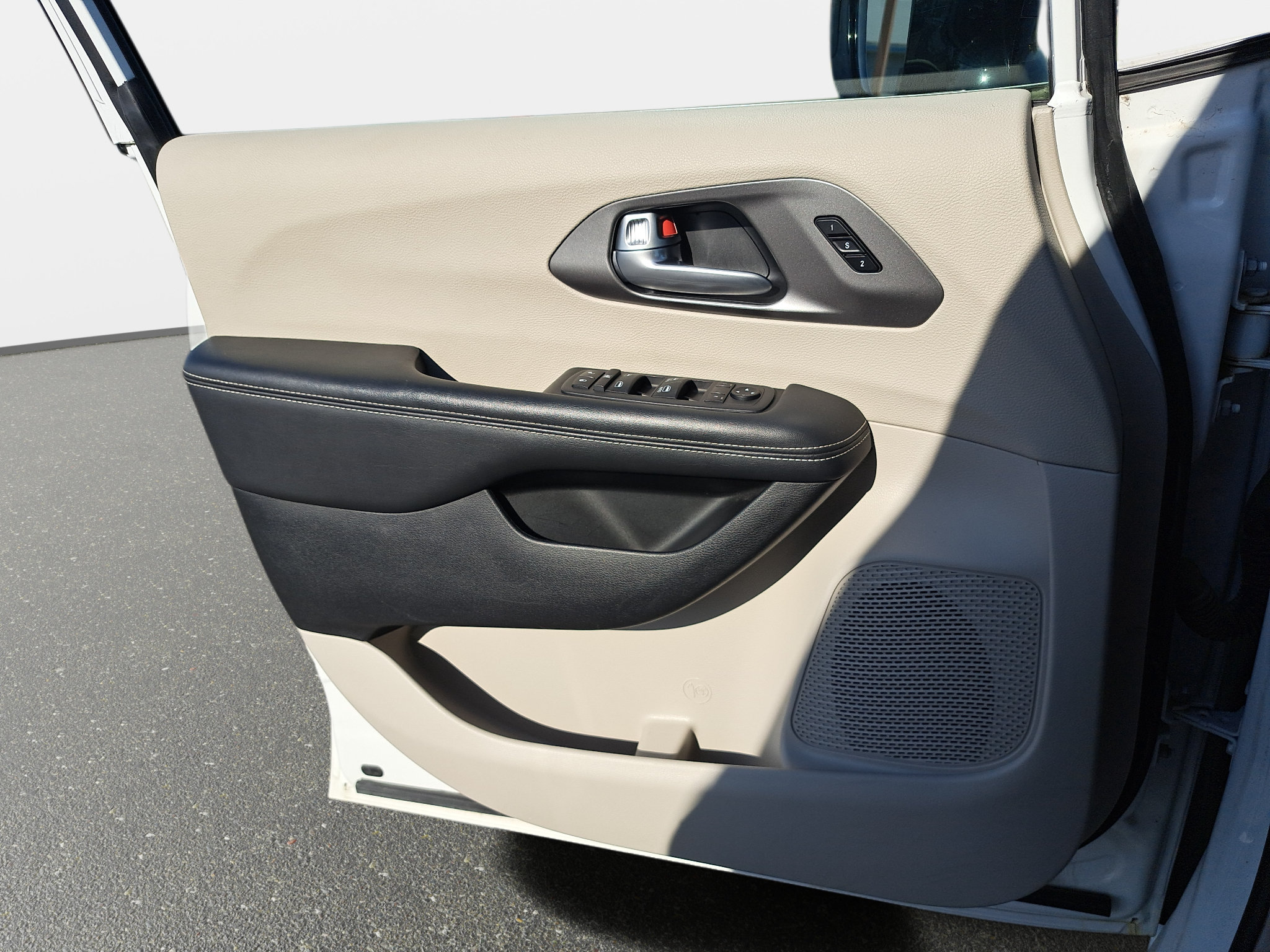 Certified 2024 Chrysler Pacifica Touring-L FWD image 28