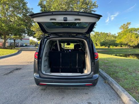 Used 2022 Chrysler Pacifica Touring-L image 10