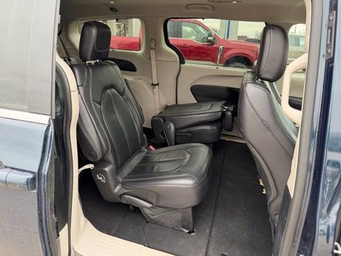 Used 2022 Chrysler Pacifica Touring-L image 13