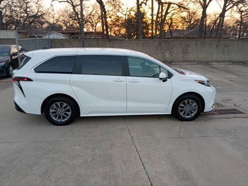 Used 2025 Toyota Sienna LE image 8