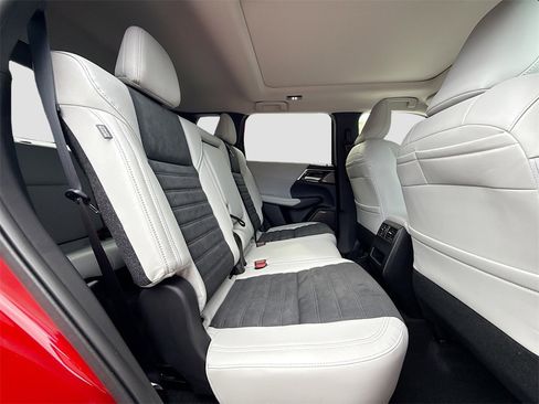 New 2025 Mitsubishi Outlander SE image 30