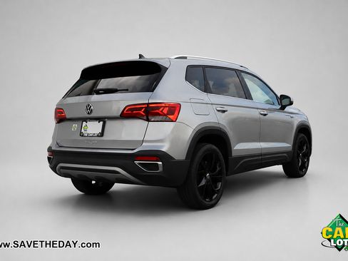 Used 2022 Volkswagen Taos SE w/ Panoramic Sunroof Package FWD image 8