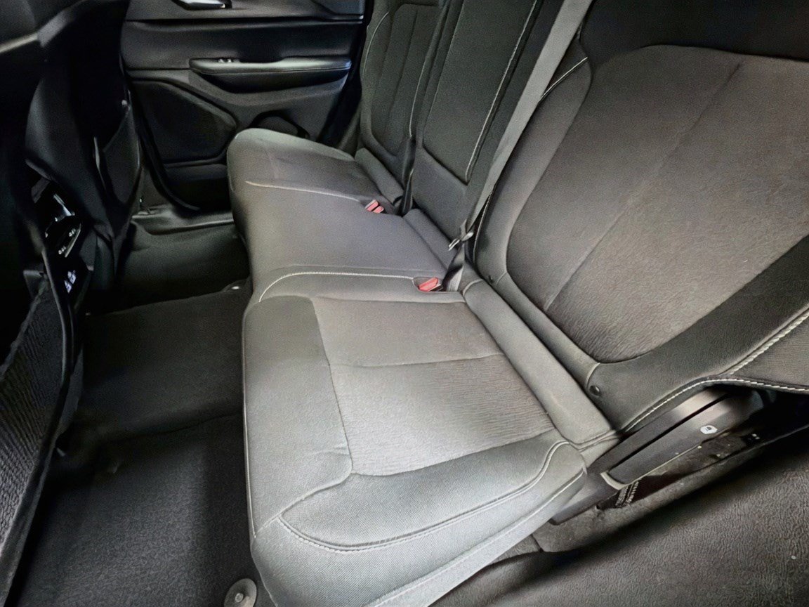 Used 2023 Jeep Grand Cherokee Laredo AWD/4WD image 13