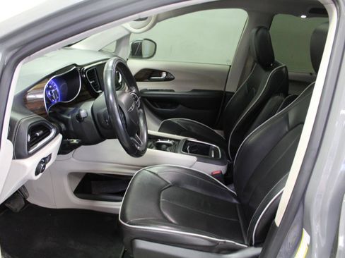 Used 2022 Chrysler Pacifica Limited image 21