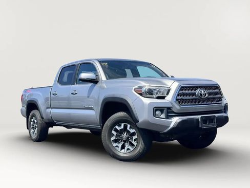 Used 2017 Toyota Tacoma TRD Off-Road w/ Tow Package AWD/4WD image 14