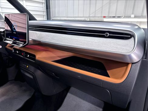 Used 2025 Volkswagen ID. Buzz Pro S RWD image 26