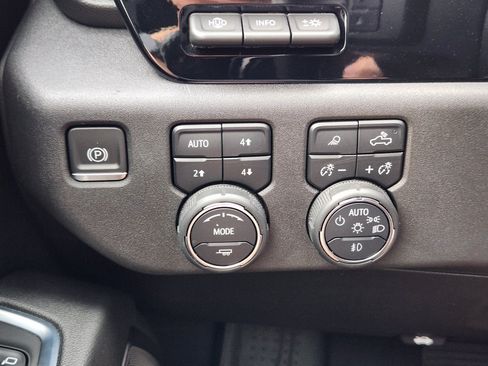 Used 2024 Chevrolet Silverado 1500 High Country w/ High Country Premium Package AWD/4WD image 19