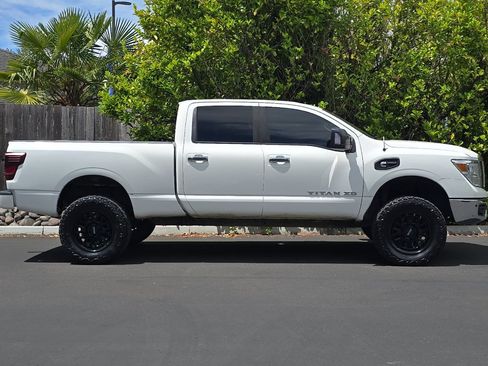 Used 2018 Nissan Titan SV w/ SV Convenience Package AWD/4WD image 3