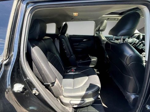 Used 2022 Toyota Highlander XLE AWD/4WD image 25
