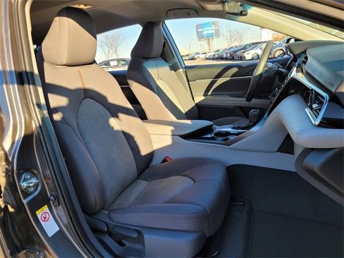 Used 2018 Toyota Camry LE image 17