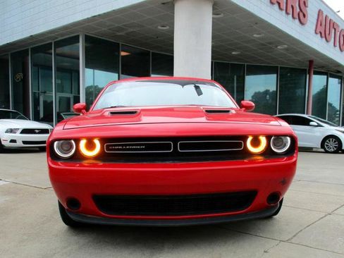 Used 2016 Dodge Challenger SXT image 1