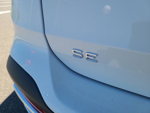 New 2025 Volkswagen Taos SE image 6