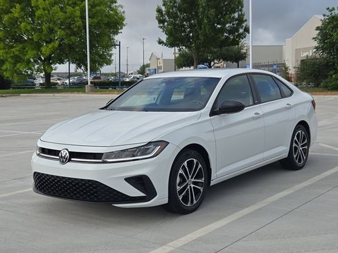 Used 2025 Volkswagen Jetta Sport image 9