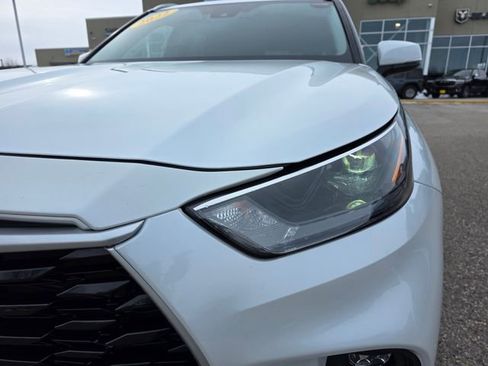 Used 2022 Toyota Highlander XLE AWD/4WD image 3