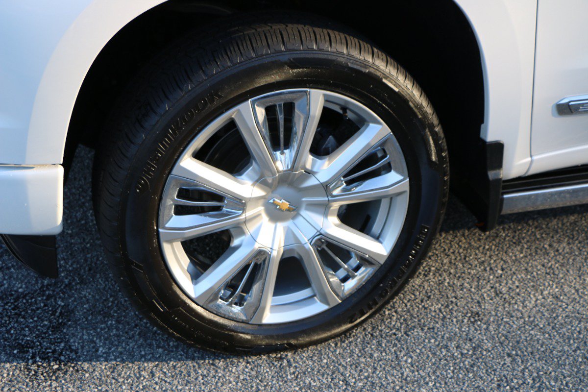Used 2023 Chevrolet Silverado 1500 High Country w/ High Country Premium Package AWD/4WD image 13