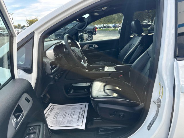 Used 2025 Chrysler Pacifica Limited FWD image 15
