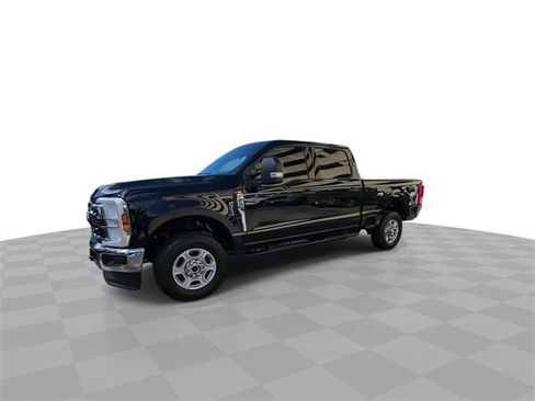 Used 2025 Ford F250 XLT w/ FX4 Off-Road Package image 4