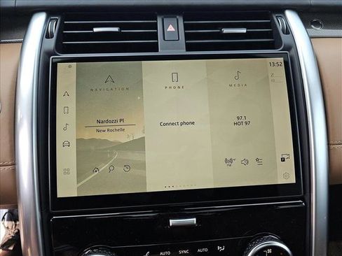 New 2024 Land Rover Discovery Metropolitan Edition image 11