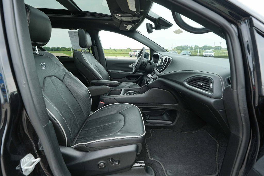 Used 2025 Chrysler Pacifica Limited FWD image 22